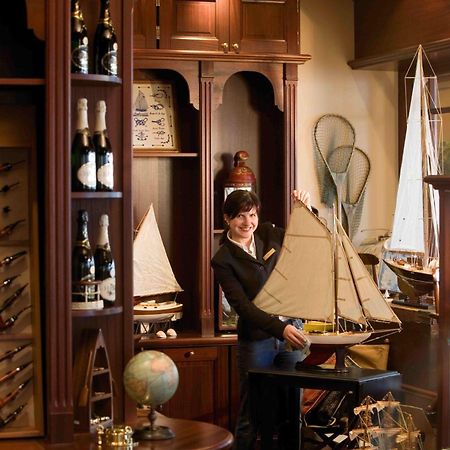 Hotel Yachthafenresidenz Hohe Duene Rostock Exteriér fotografie A model ship in a shop in Saint Petersburg, Russia