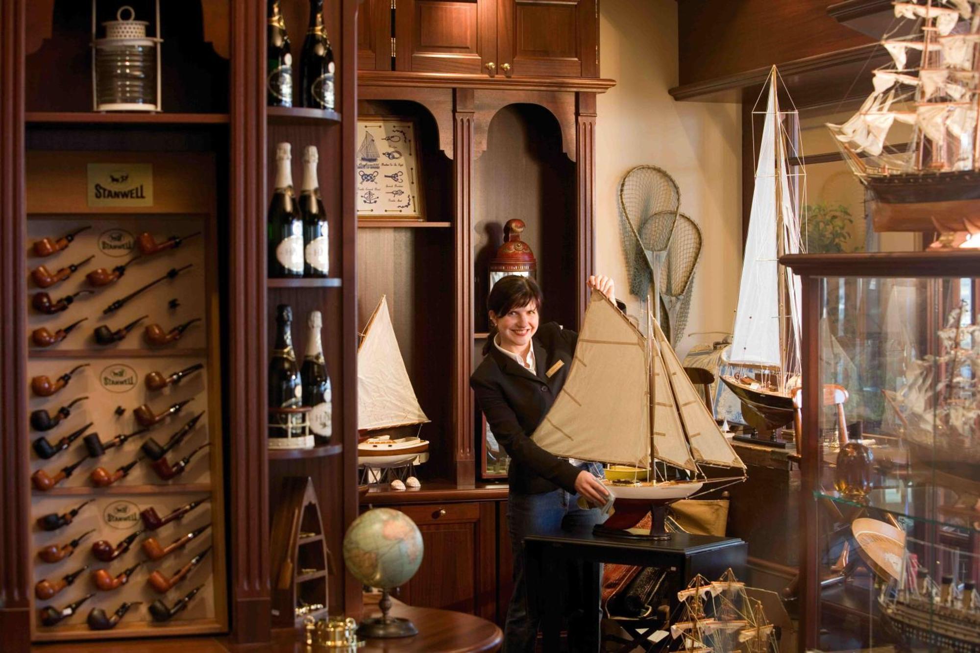 Hotel Yachthafenresidenz Hohe Duene Rostock Exteriér fotografie A model ship in a shop in Saint Petersburg, Russia