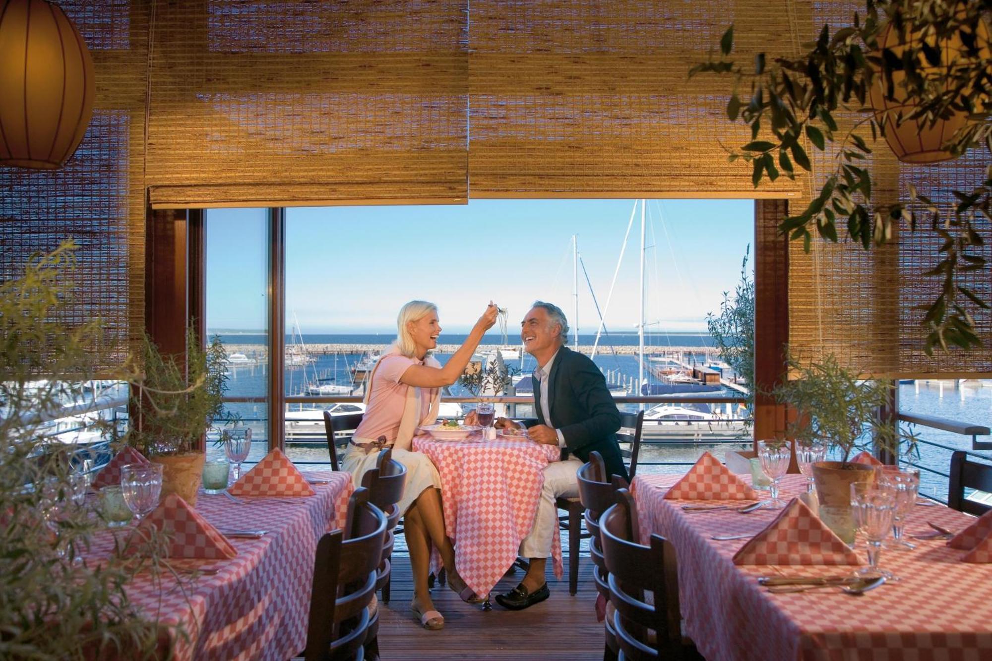 Hotel Yachthafenresidenz Hohe Duene Rostock Exteriér fotografie Restaurant