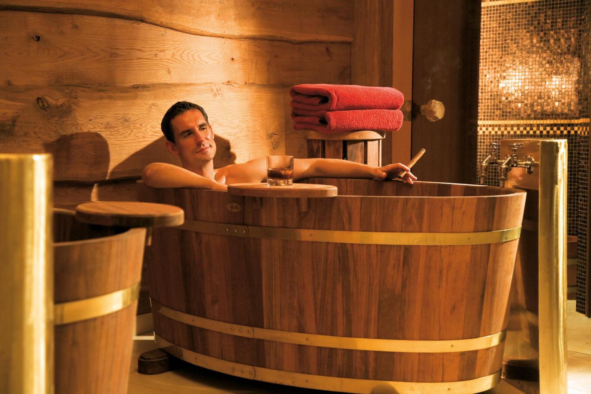 Hotel Yachthafenresidenz Hohe Duene Rostock Exteriér fotografie A man in a barrel sauna