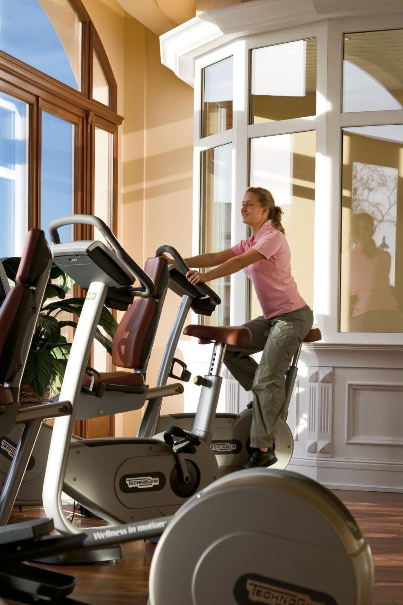 Hotel Yachthafenresidenz Hohe Duene Rostock Exteriér fotografie A woman on a treadmill