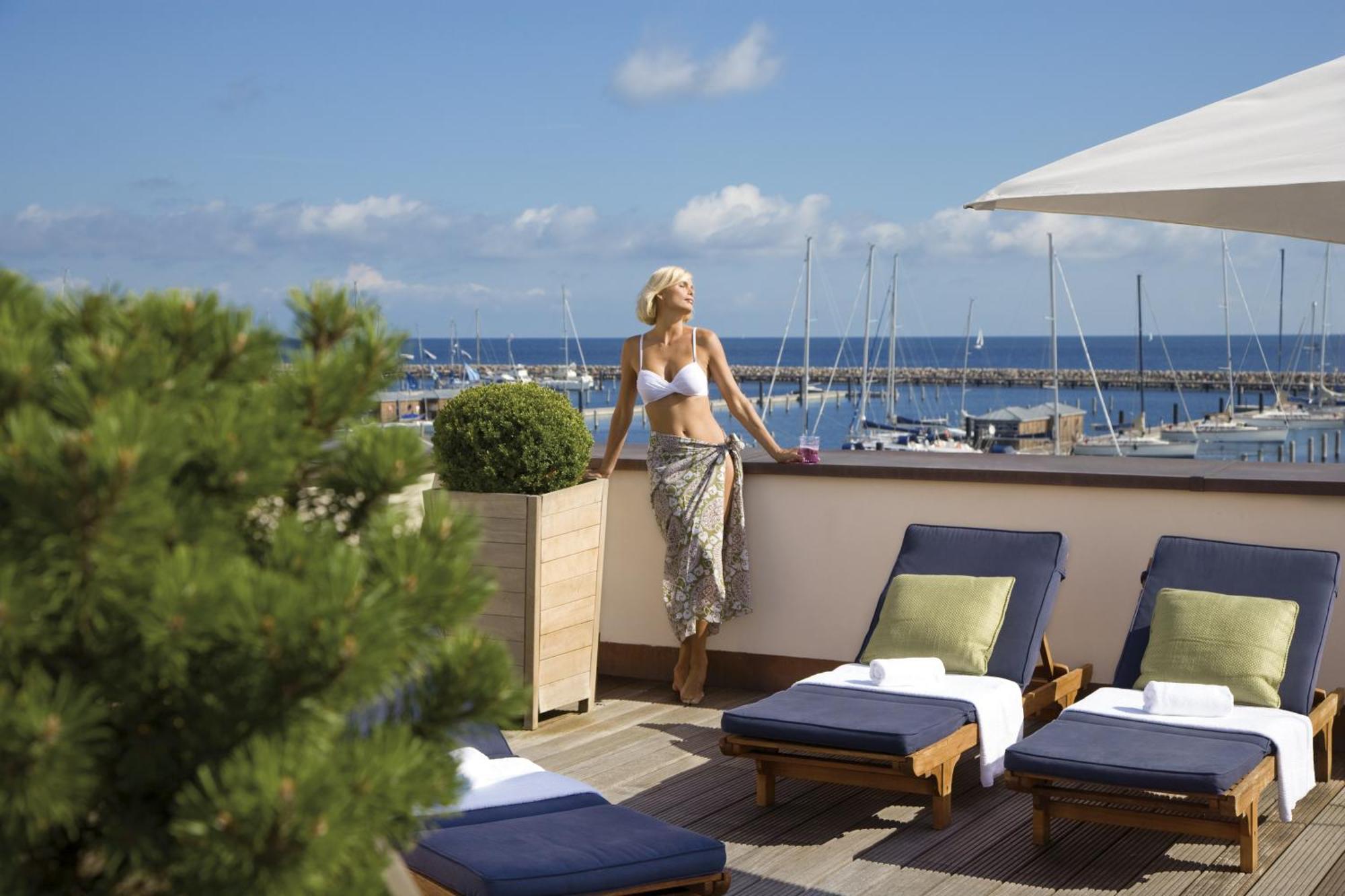 Hotel Yachthafenresidenz Hohe Duene Rostock Exteriér fotografie Rooftop terrace