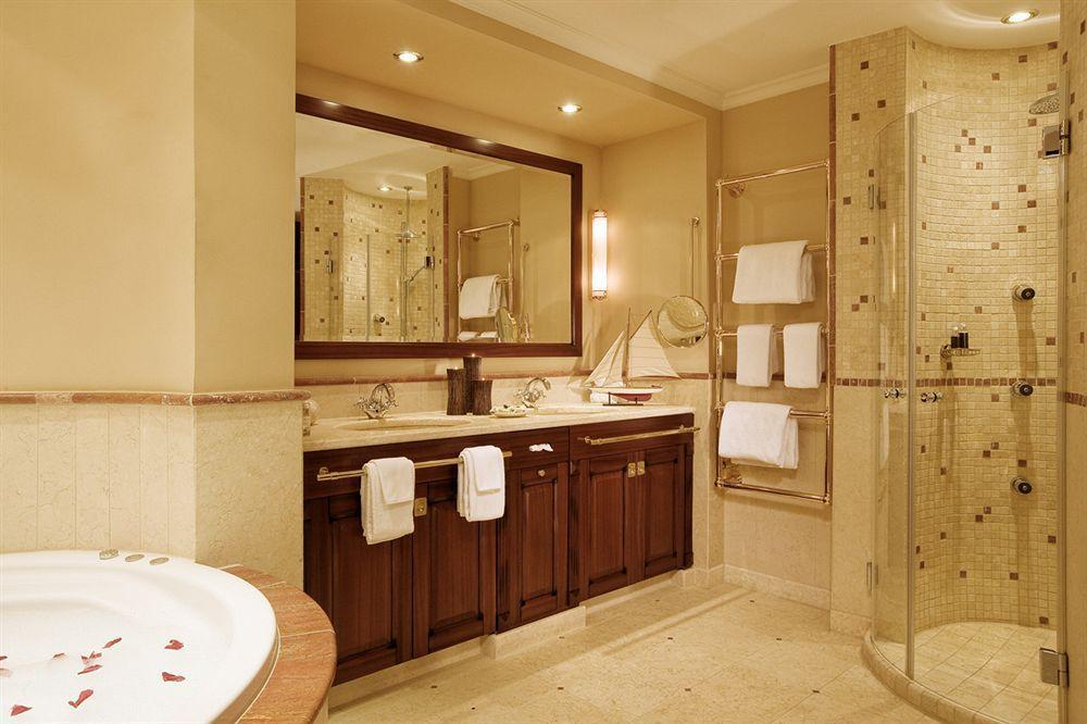 Hotel Yachthafenresidenz Hohe Duene Rostock Exteriér fotografie A bathroom