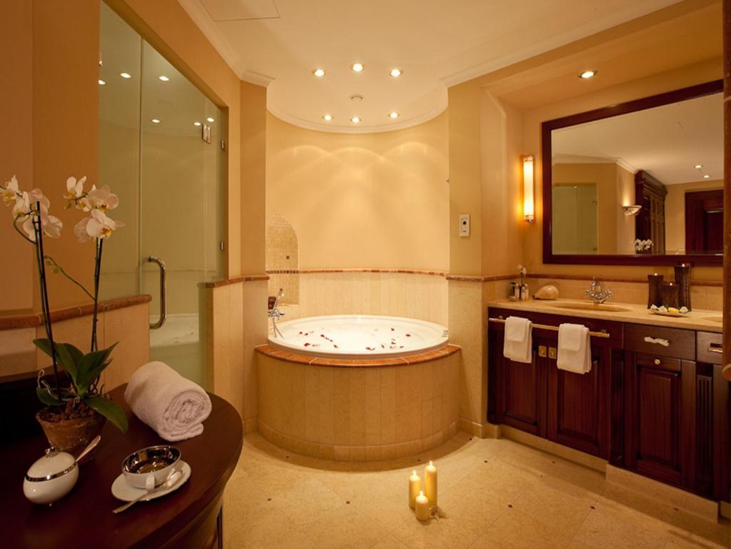 Hotel Yachthafenresidenz Hohe Duene Rostock Pokoj fotografie A bathroom in a hotel
