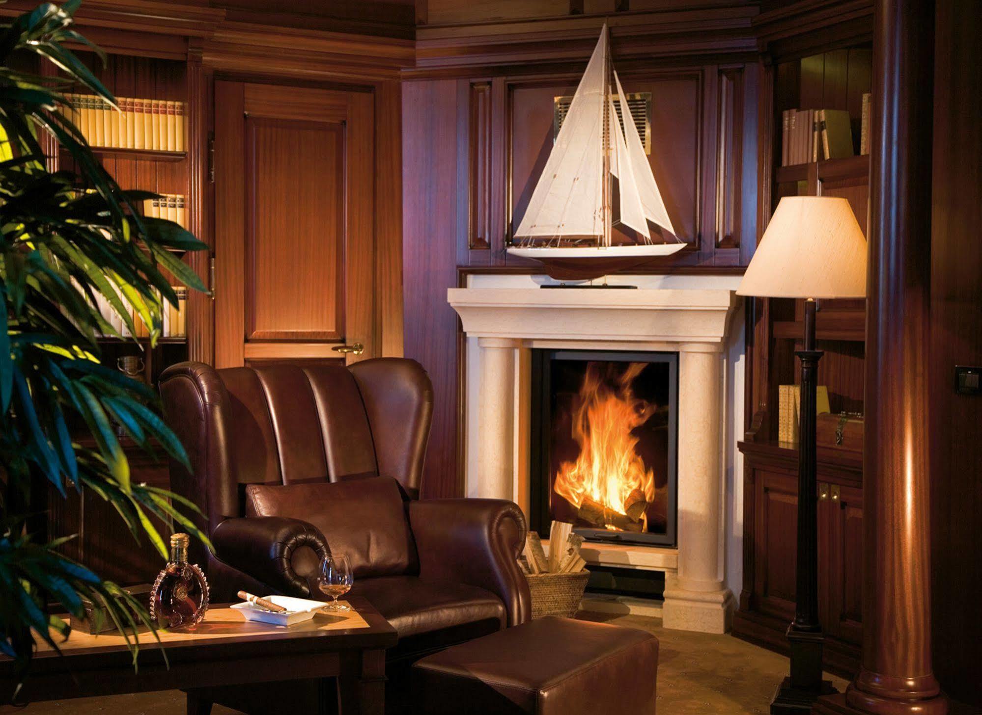 Hotel Yachthafenresidenz Hohe Duene Rostock Exteriér fotografie A fireplace in a home