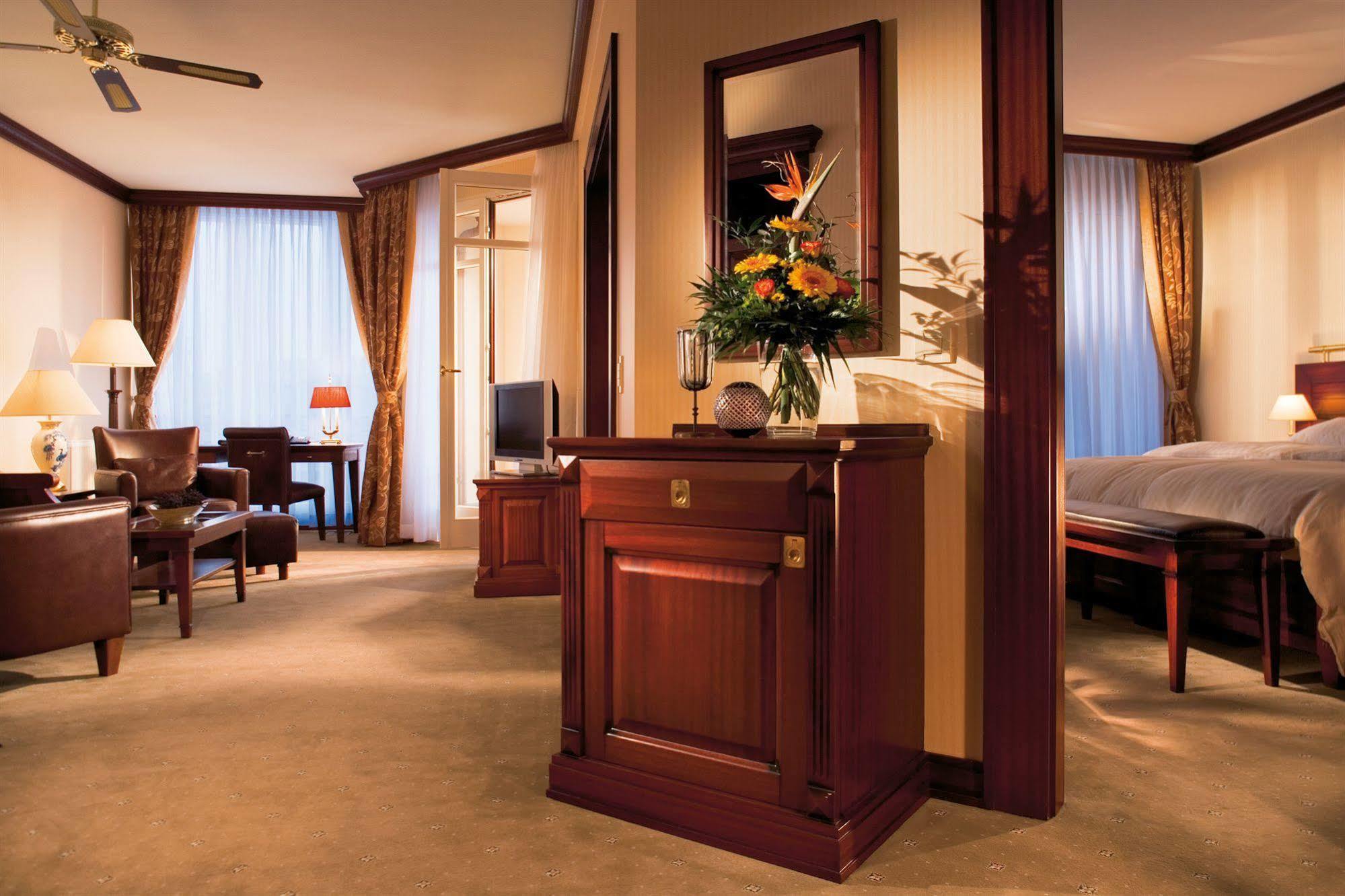 Hotel Yachthafenresidenz Hohe Duene Rostock Exteriér fotografie A suite at the InterContinental Wien