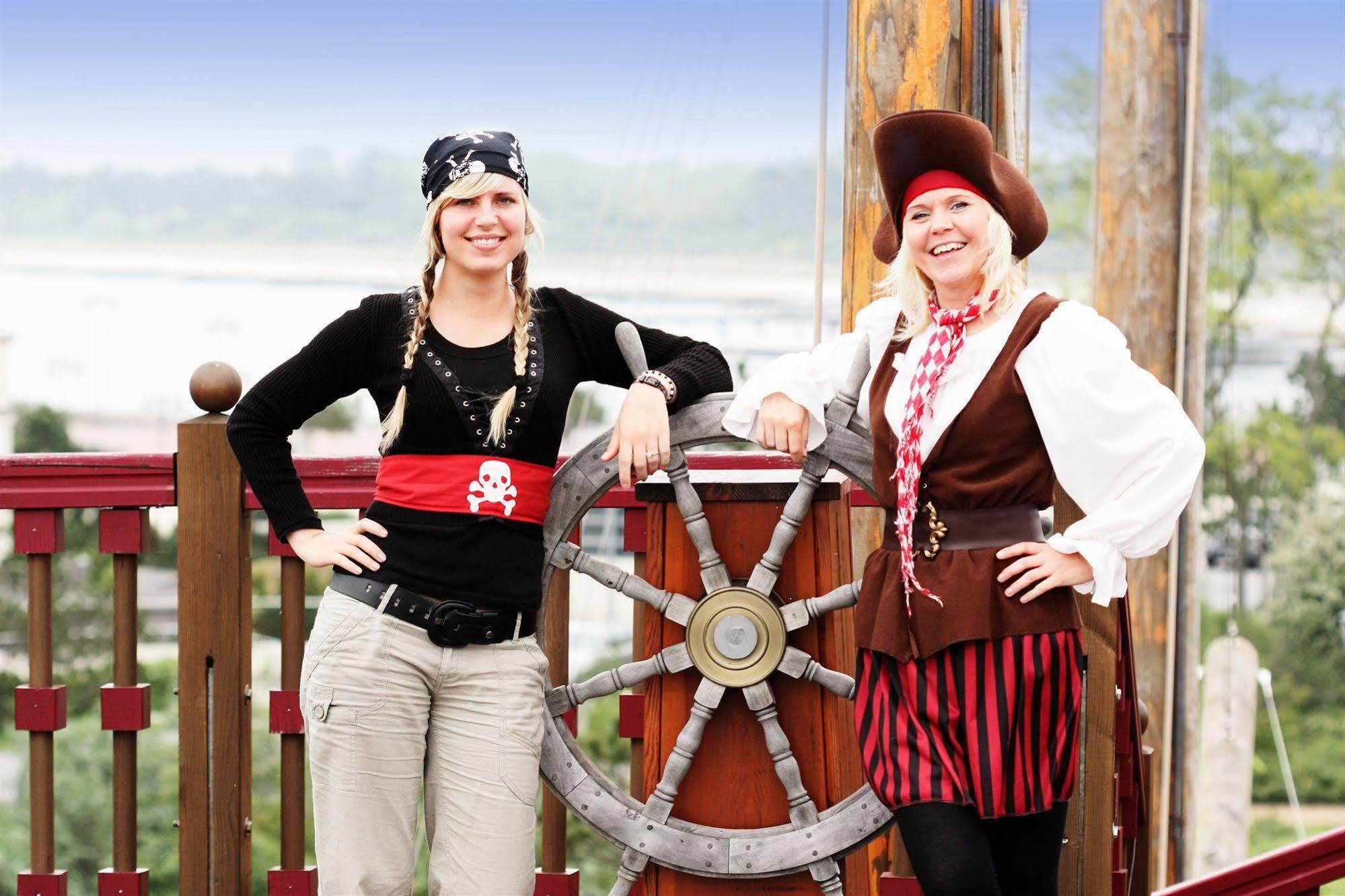 Hotel Yachthafenresidenz Hohe Duene Rostock Exteriér fotografie Two pirates at the 2009 festival