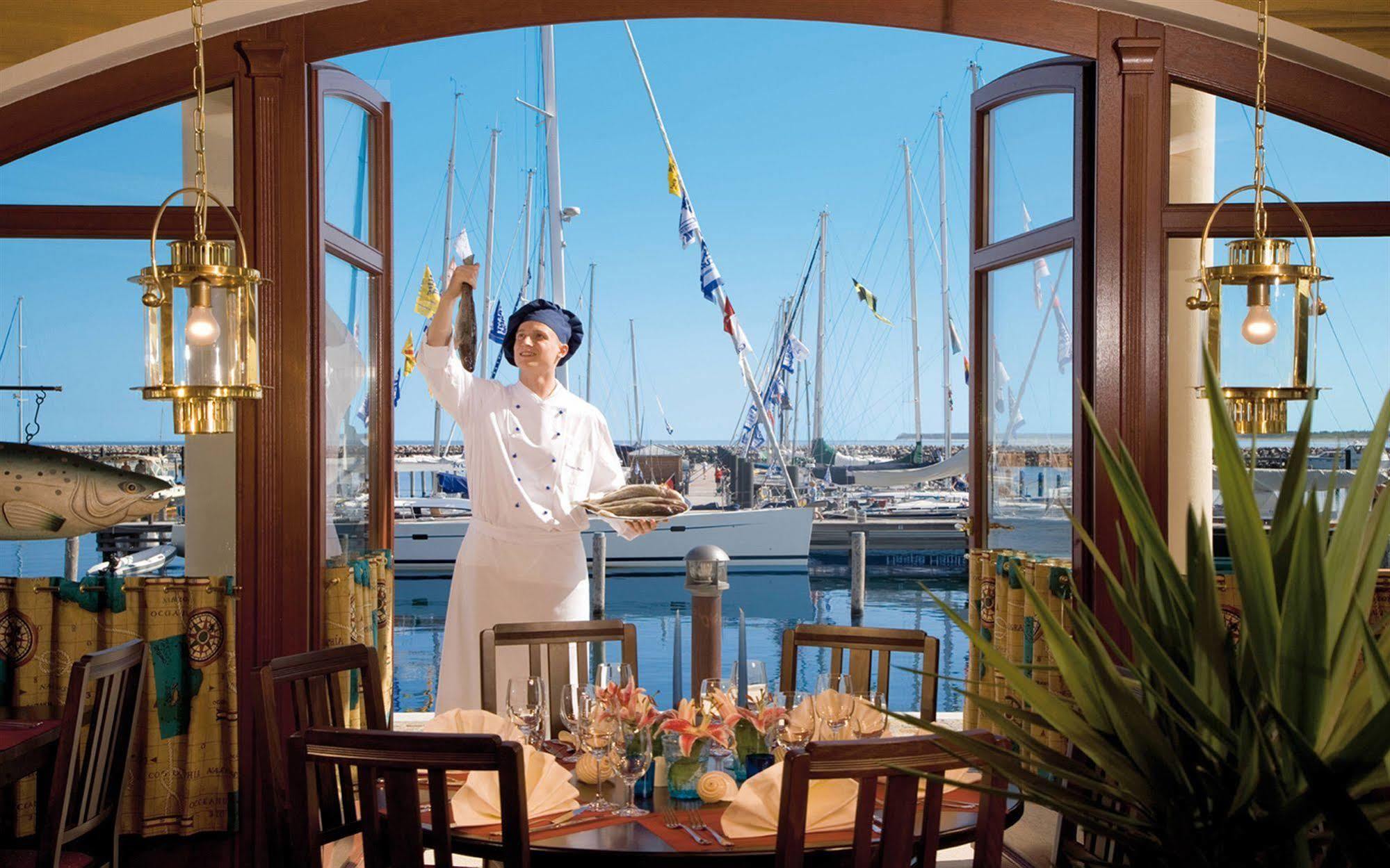 Hotel Yachthafenresidenz Hohe Duene Rostock Exteriér fotografie The Harbor View Bar and Grill