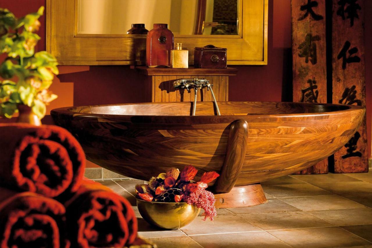 Hotel Yachthafenresidenz Hohe Duene Rostock Exteriér fotografie A freestanding bathtub