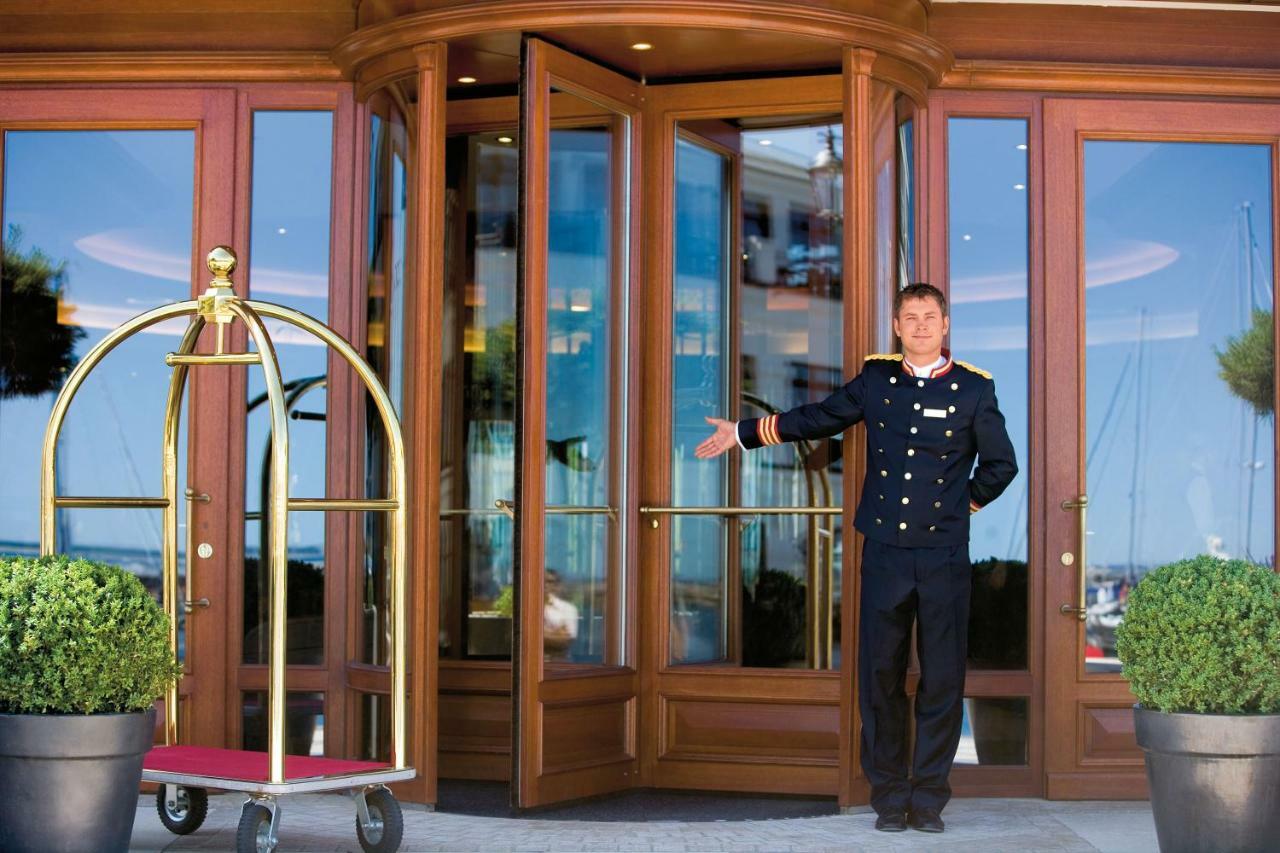 Hotel Yachthafenresidenz Hohe Duene Rostock Exteriér fotografie A doorman at a hotel